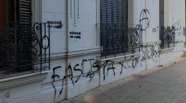 Vandalizan nuevamente la sede radical y crece la tensión al cierre de campaña