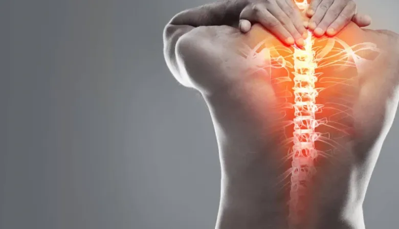 Dolor lumbar crónico: cómo el agua puede ayudarte a fortalecer la columna y dormir mejor