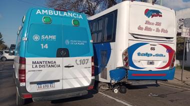 Grave accidente entre moto y colectivo en La Plata: un hombre de 35 años permanece internado