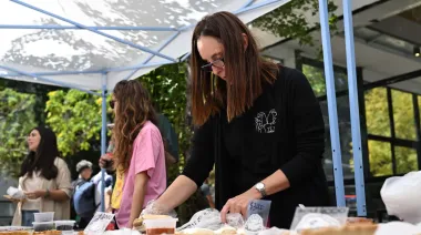 Los arqueólogos de la UNLP venden tortas para seguir excavando una tumba de 3.000 años en Egipto