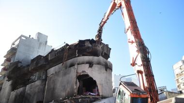 Arrancó la demolición del edificio incendiado en diagonal 77
