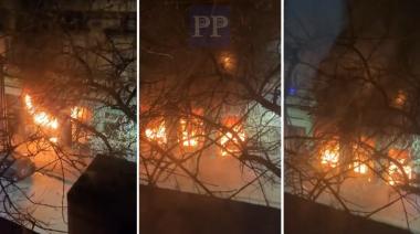 Incendio en un taller de motos en La Plata: las llamas se propagaron a un departamento
