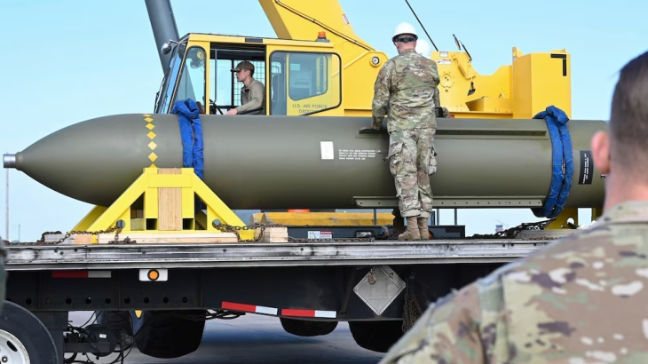 Militares norteamericanos preparan una bomba