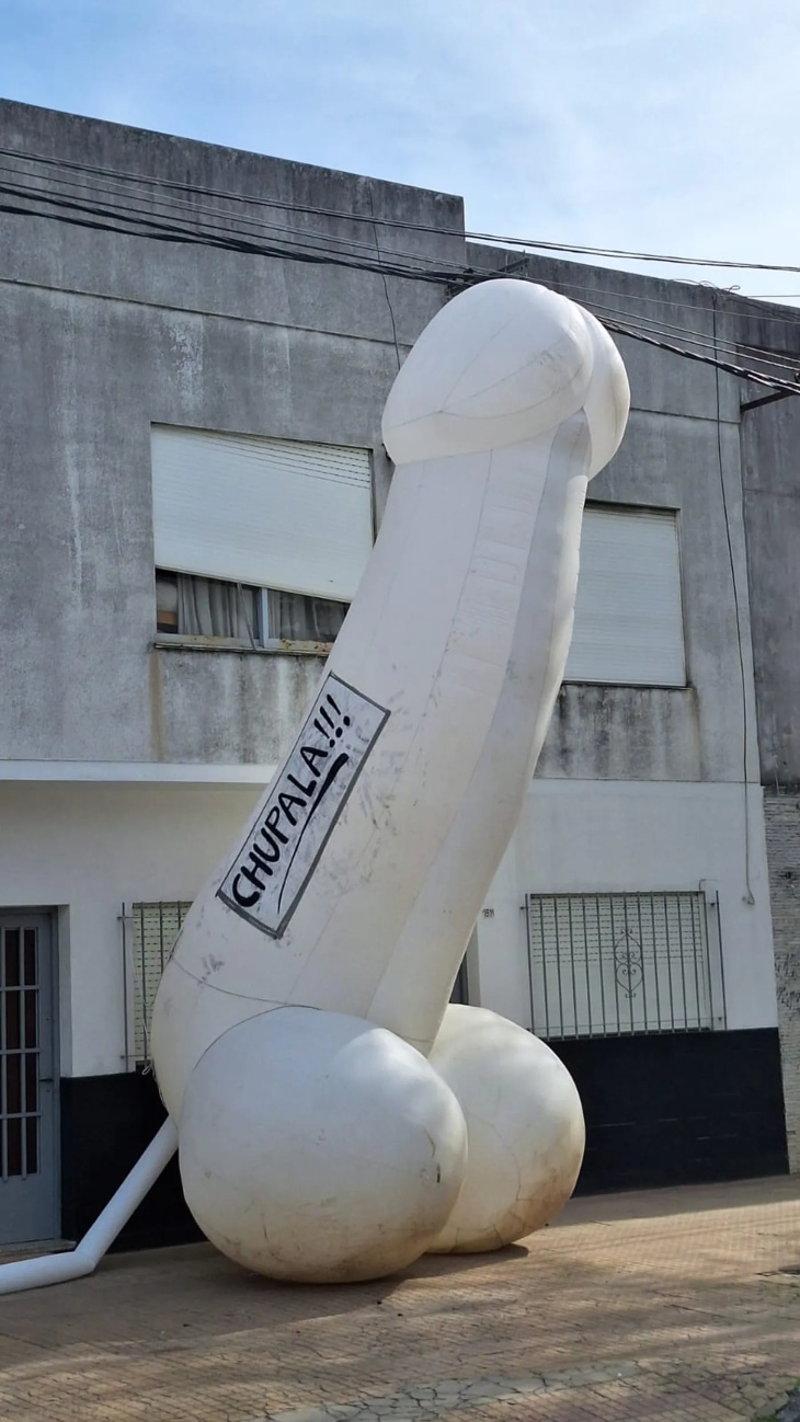 El particular inflable con forma de pene