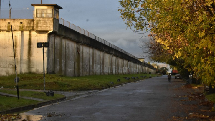 El oscuro perímetro exterior de la Unidad Penal Nº 9 de La Plata.