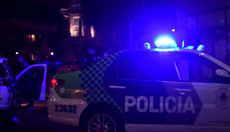 Llevaba una moto robada a tiro, la policía lo identificó y está detenido