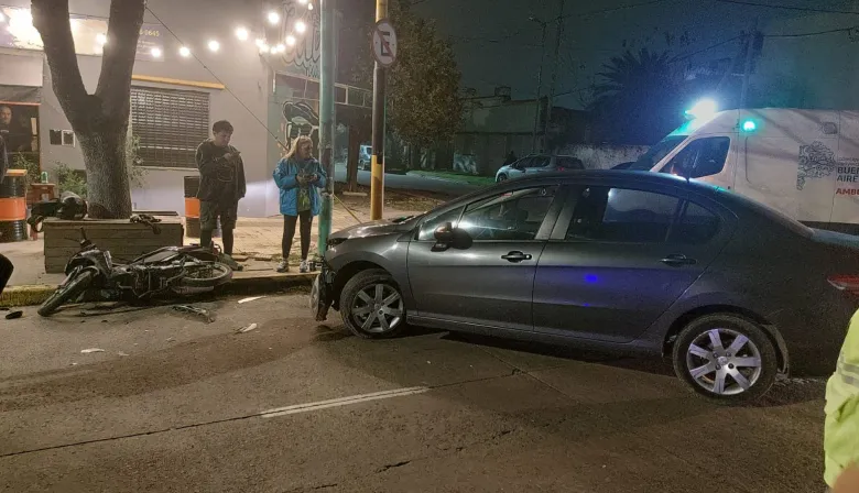 Un motociclista y su acompañante heridos por choque en avenida Génova