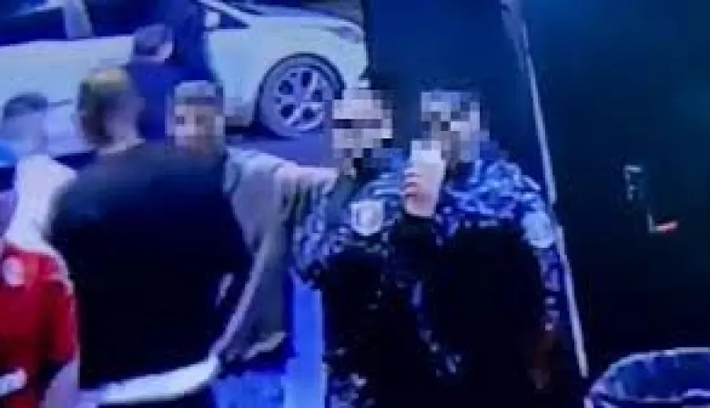 Video muestra a policías tomando algo en un boliche y los suspenden