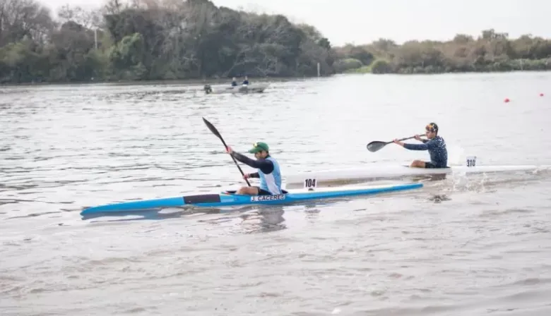 Competencia de canotaje en Regatas