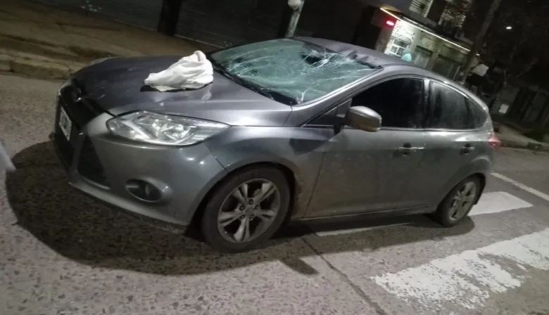 Impactante choque en Berisso: un hombre fue envestido por un auto mientras caminaba