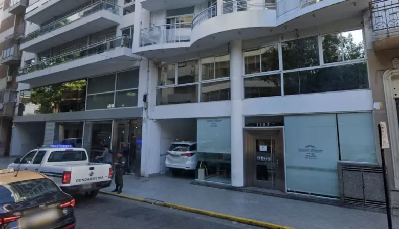 Tiro un televisor por la ventana de un hotel en Rosario tras discutir por teléfono