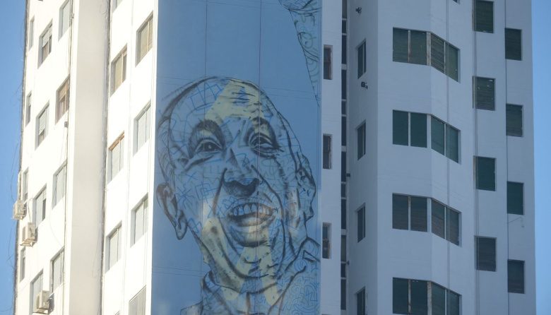 Frente a la Catedral, crece en La Plata el mural más grande del mundo dedicado al Papa Francisco