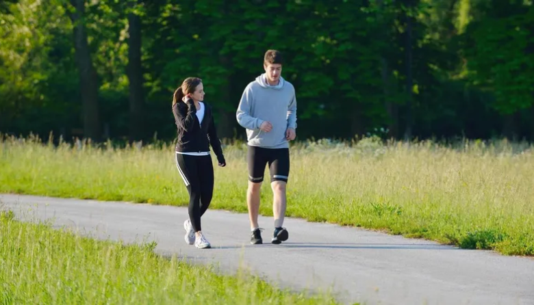 Caminar 7000 pasos al día: cuántos beneficios suma sin matarte en el gimnasio