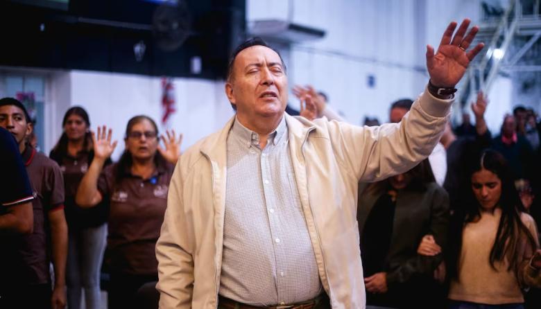 La fe mueve montañas… y millones: el pastor de los USD 100.000 y la escuela de billetes celestiales
