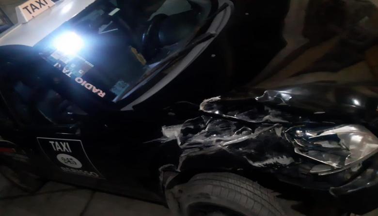 Taxi con menores impactó con un auto estacionado