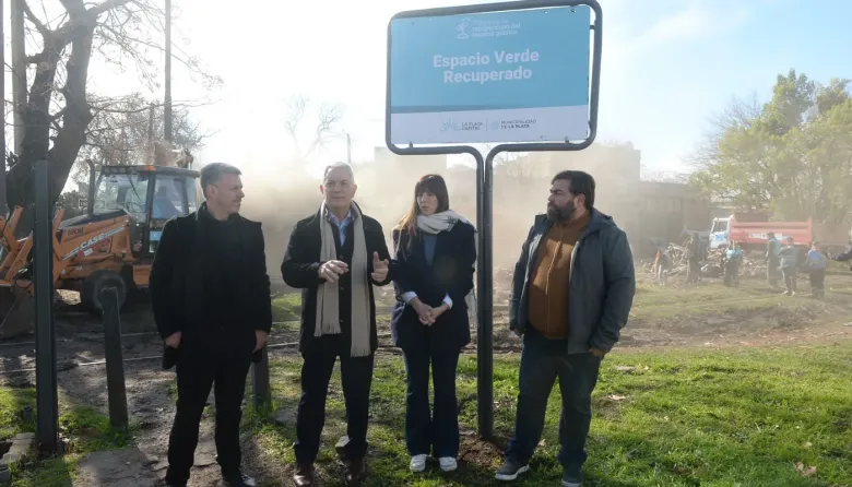 Demolieron en Barrio Hipódromo viejas casillas del ferrocarril para recuperar un predio