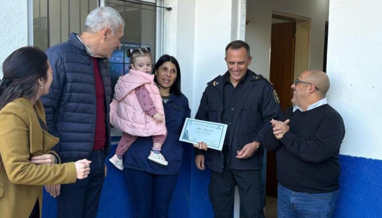 Una oficial le salvó la vida a una beba en Los Talas