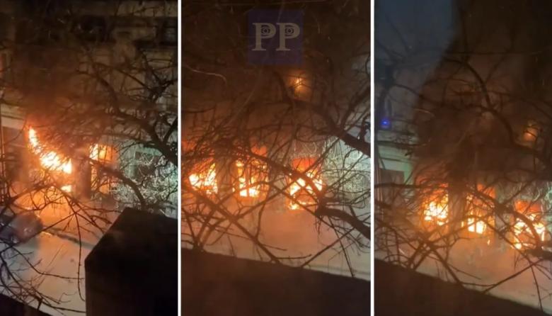 Incendio en un taller de motos en La Plata: las llamas se propagaron a un departamento