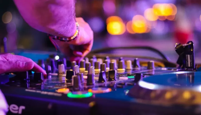 Venner recibe la primavera con una noche de música, cena y clásicos inolvidables