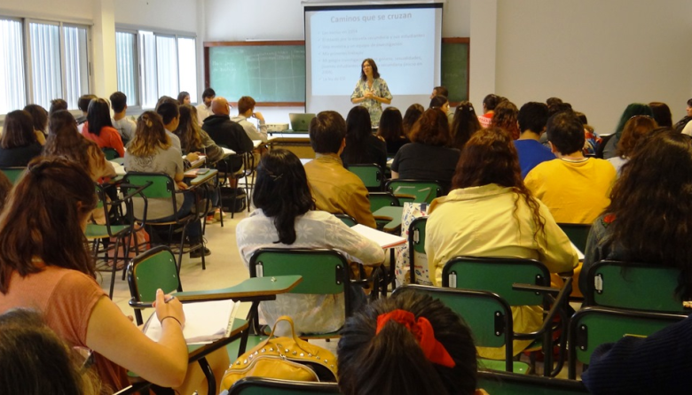 Docentes universitarios trabajan fuera de su área para llegar a fin de mes