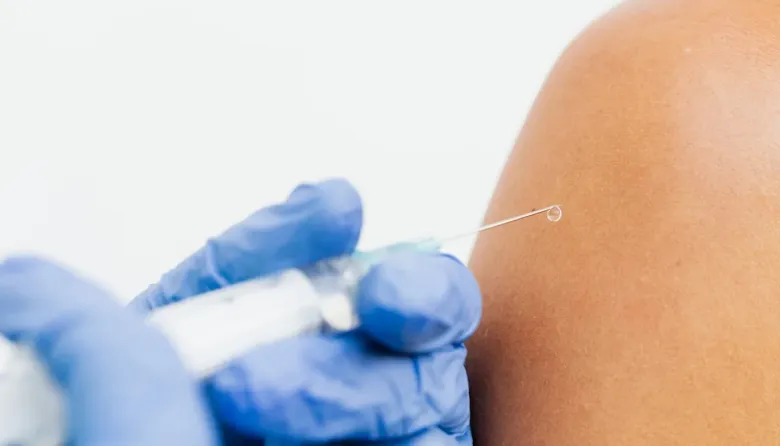 Vacunación gratuita contra el dengue: cómo inscribirse y quiénes pueden recibirla