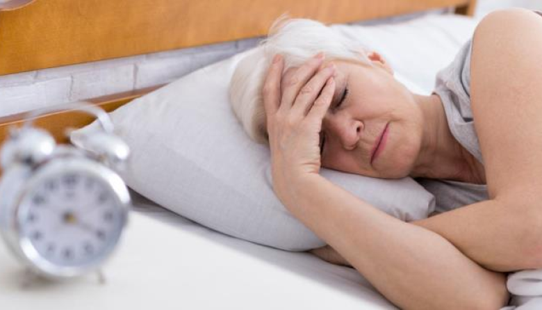 Cómo la menopausia afecta el sueño y qué hacer para dormir mejor