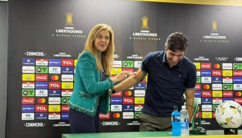 La presidenta del Palmeiras sorprendió al DT al irrumpir en plena conferencia tras el pase a la final