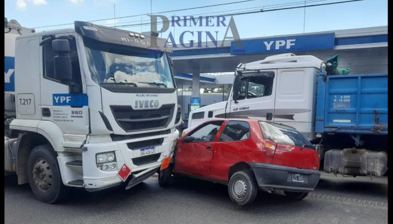 La Plata | Un auto atrapado entre dos camiones en 122 y 43 | VIDEO