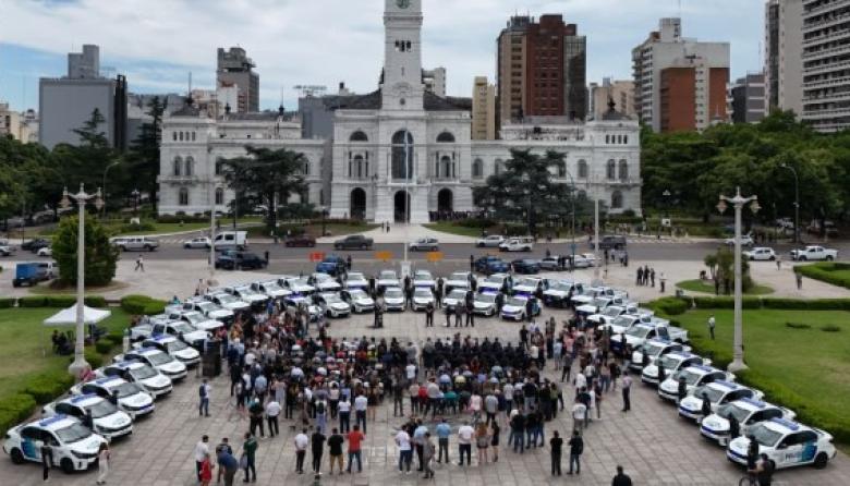 Kicillof le entregó 40 patrulleros a Julio Alak para reforzar la seguridad en La Plata | VIDEOS