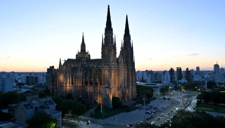 Vuelve la Noche de los Templos a La Plata: recorridos guiados, música, historia
