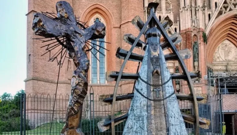 Último día de una muestra única en la Catedral: las réplicas del Vaticano se despiden de La Plata