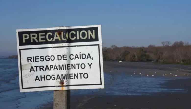 ABSA bajo la lupa judicial mientras Berisso convive con un vertido cloacal a cielo abierto