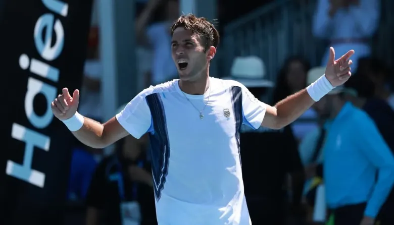 Con sangre tripera: el platense Tomás Etcheverry avanza con autoridad y paso firme en el Abierto de Australia