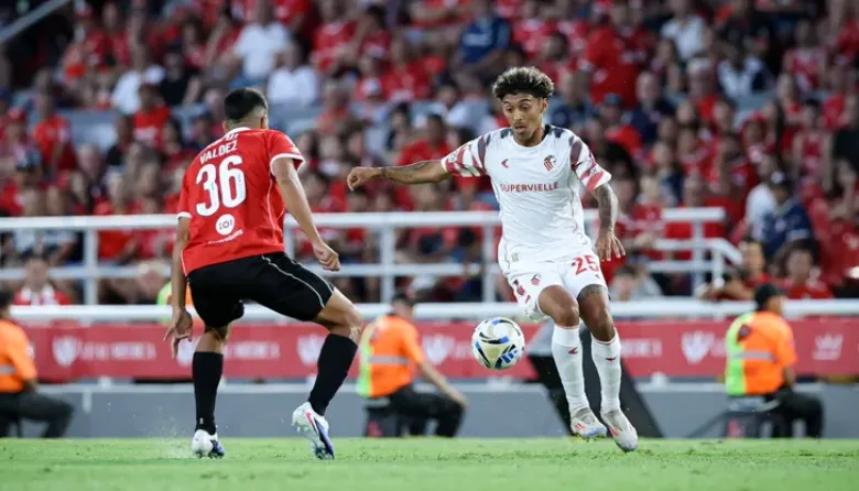 Reacción de campeón: Estudiantes madrugó a Independiente y rescató un punto en un debut electrizante