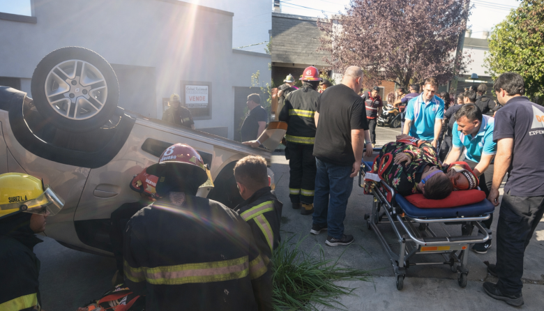 Caos y milagro en Berisso: un auto terminó con las ruedas hacia arriba tras un violento choque en cadena
