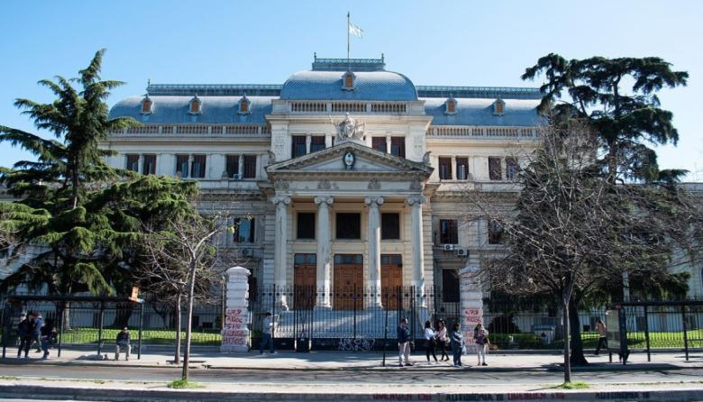 El Senado Bonaerense, bajo la lupa: detienen a dos empleados y una dirigente de UPCN por una mega-causa de delitos sexuales