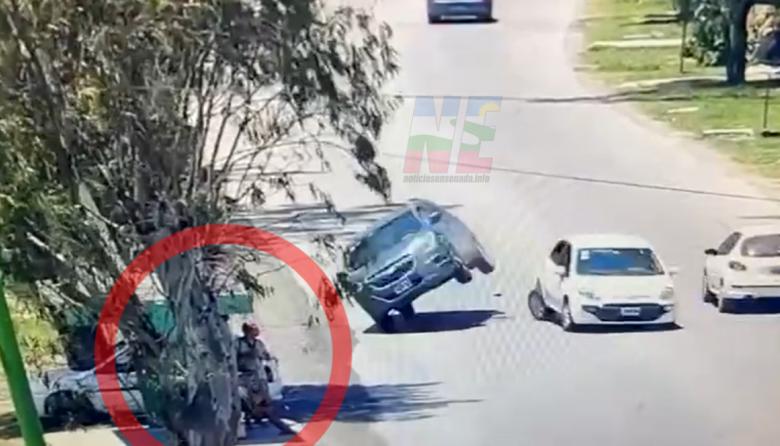 Ensenada: chocó, se puso en dos ruedas y casi atropella a dos personas
