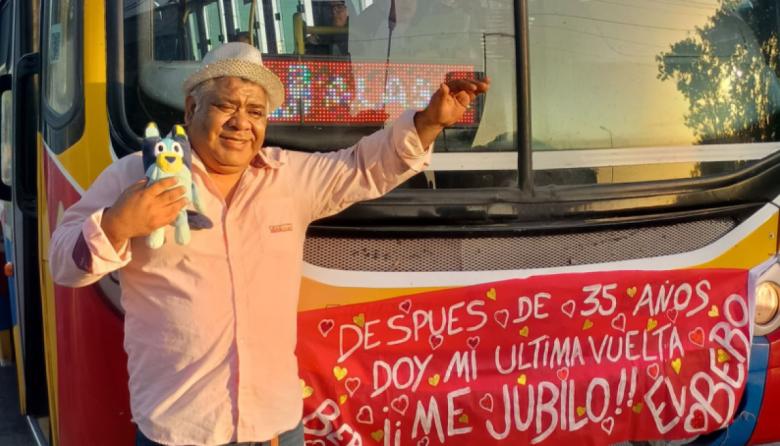 Berisso despidió en su último recorrido a un histórico chofer de colectivo