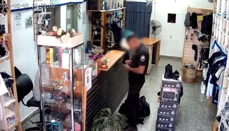 La Plata: Un agente penitenciario fue grabado mientras robaba uniformes de su propia fuerza