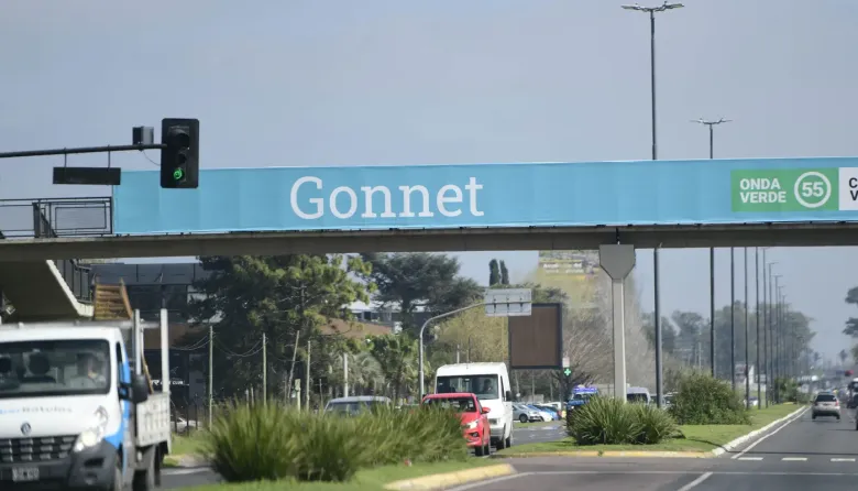 Dramático episodio en Gonnet: un hombre cayó del puente peatonal