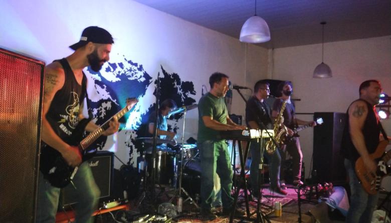 Banzai vuelve a Berisso con una noche ricotera y malvinera en la Casa de los Ex Combatientes