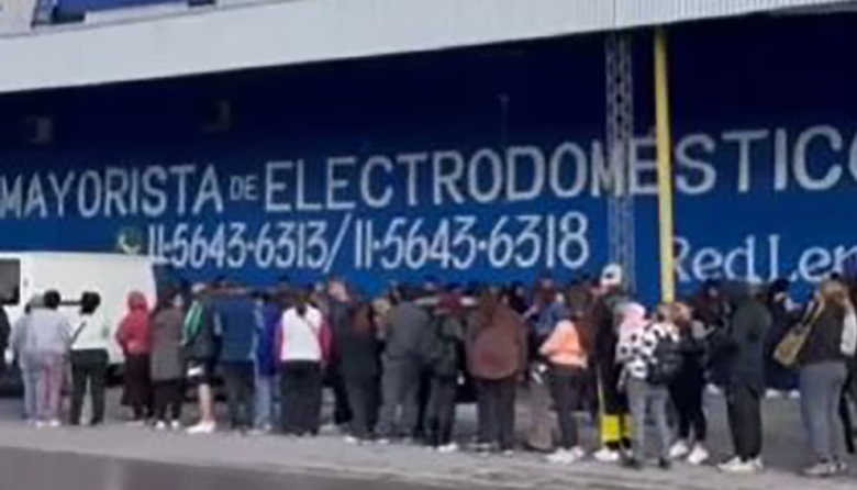 Impactante fila de 10 cuadras en Burzaco: 3.000 personas buscaron empleo en un depósito