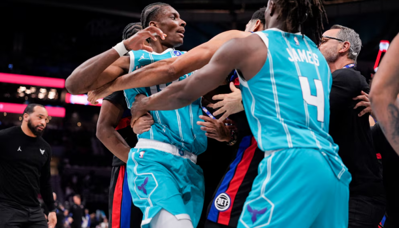 Escándalo en la NBA: batalla campal, cuatro expulsados y un entrenador afuera en la victoria de Detroit Pistons