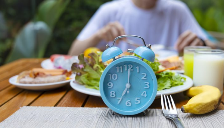 El ayuno intermitente no muestra beneficios claros para bajar de peso, según Cochrane