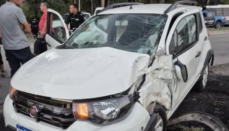 Persecución en La Plata: robó un auto, chocó contra un colectivo y fue detenido