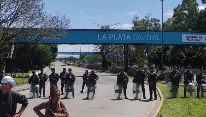 Tensión en la Autopista La Plata-Buenos Aires: organizaciones sociales marchan al Congreso contra la reforma laboral