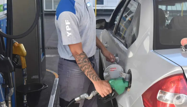 Suba de nafta: el Gobierno oficializó el nuevo esquema impositivo