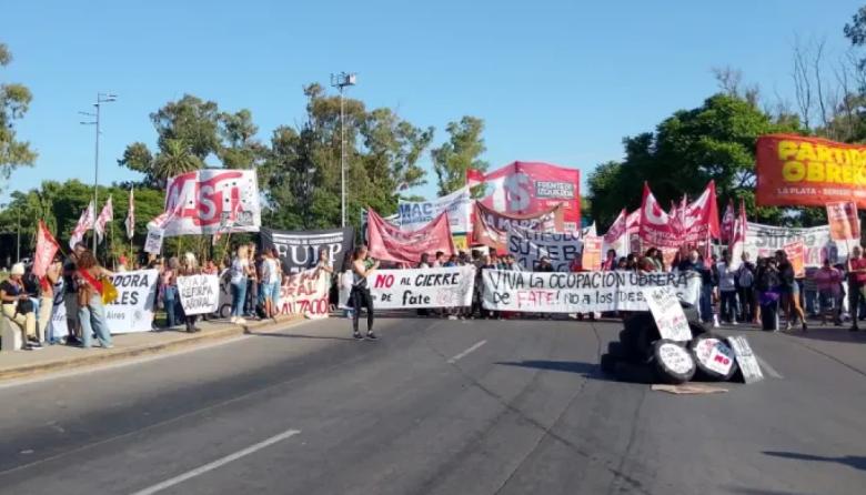 Caos en el acceso: organizaciones cortan la Autopista Buenos Aires - La Plata contra la reforma laboral