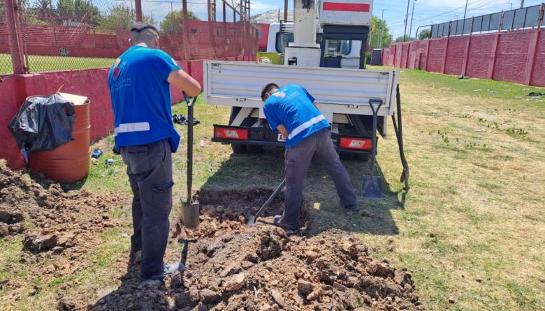 Ensenada | Cambaceres inició la obra de iluminación del estadio y podrá jugar de noche