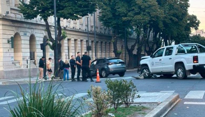 Violento choque en pleno centro platense: dos vehículos colisionaron en 7 y 46